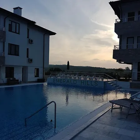 Отель Emerald Hills