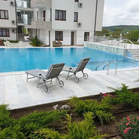 Emerald Hills 3*